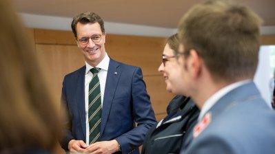 Ministerpräsident Hendrik Wüst verleiht die Rettungsmedaille des Landes Nordrhein-Westfalen an Dustin Raatz