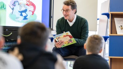 Ministerpräsident Wüst liest gemeinsam mit Henning Krautmacher / Vorleseaktionen mit Kabinettmitgliedern im ganzen Land