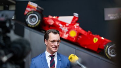 Ministerpräsident Hendrik Wüst verleiht den Staatspreis an Michael Schumacher