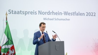 Ministerpräsident Hendrik Wüst verleiht den Staatspreis an Michael Schumacher