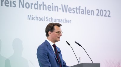 Ministerpräsident Hendrik Wüst verleiht den Staatspreis an Michael Schumacher