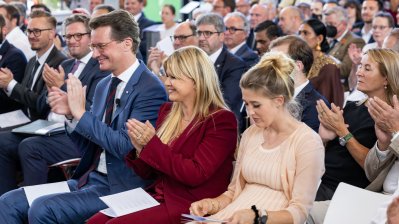 Ministerpräsident Hendrik Wüst verleiht den Staatspreis an Michael Schumacher