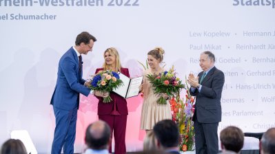 Ministerpräsident Hendrik Wüst verleiht den Staatspreis an Michael Schumacher