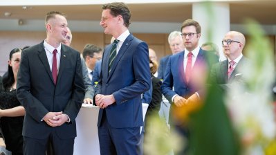 Ministerpräsident Hendrik Wüst verleiht die Rettungsmedaille des Landes Nordrhein-Westfalen an Dustin Raatz