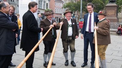 Ministerpräsident Hendrik Wüst nimmt an den Feierlichkeiten zum Tag der Deutschen Einheit in Erfurt teil
