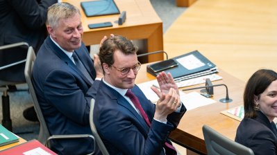 Ministerpräsident Hendrik Wüst gratuliert André Kuper zur Wiederwahl als Präsident des Landtags