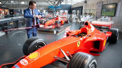 Ministerpräsident Hendrik Wüst verleiht den Staatspreis an Michael Schumacher