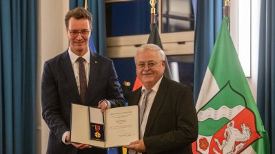 Bundesverdienstorden an Prof. Dr. Bernd Günter aus Mettmann