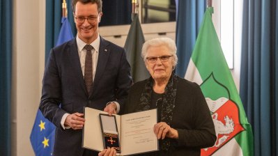 Bundesverdienstorden an Ursula Hüwel aus Münster