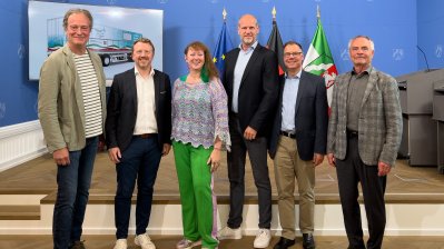 Sportstaatssekretärin Milz stellt das Modellvorhaben mobile Schwimmcontainer „narwali“ vor