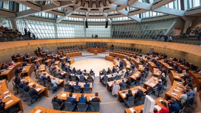Ministerpräsident Hendrik Wüst gratuliert André Kuper zur Wiederwahl als Präsident des Landtags