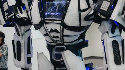 Ein Roboter mit dem Schriftzug "gamescom"