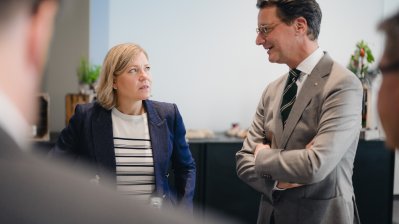 MP Wüst im Gespräch mit deiner Frau