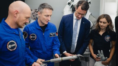 Besuch des neuen FLEXhab und der Mondsimulationsanlage LUNA am Deutschen Zentrum für Luft- und Raumfahrt und der European Space Agency in Köln 