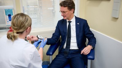 Ministerpräsident Hendrik Wüst besucht das Universitätsklinikum Münster und spendete Blut