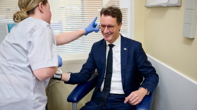 Ministerpräsident Hendrik Wüst besucht das Universitätsklinikum Münster und spendete Blut