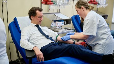 Ministerpräsident Hendrik Wüst besucht das Universitätsklinikum Münster und spendete Blut