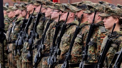 Ministerpräsident bei Aufstellungsappell für das Heimatschutzregiment 2