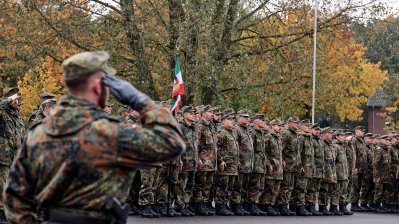 Ministerpräsident bei Aufstellungsappell für das Heimatschutzregiment 2