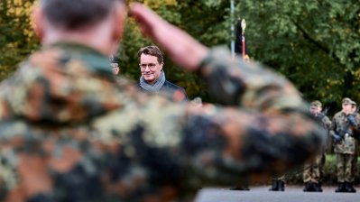 Ministerpräsident bei Aufstellungsappell für das Heimatschutzregiment 2