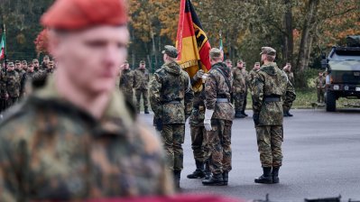 Ministerpräsident bei Aufstellungsappell für das Heimatschutzregiment 2
