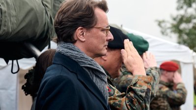 Ministerpräsident bei Aufstellungsappell für das Heimatschutzregiment 2