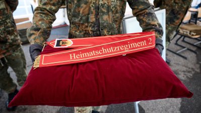 Ministerpräsident bei Aufstellungsappell für das Heimatschutzregiment 2