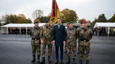 Ministerpräsident bei Aufstellungsappell für das Heimatschutzregiment 2