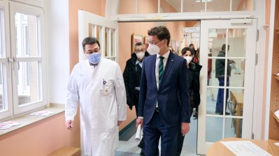 Ministerpräsident Hendrik Wüst spendet Blut und macht auf Bedeutung der ausreichenden Versorgung mit Blutspenden aufmerksam