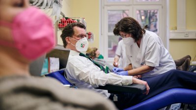 Ministerpräsident Hendrik Wüst spendet Blut und macht auf Bedeutung der ausreichenden Versorgung mit Blutspenden aufmerksam