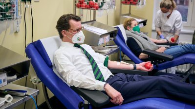Ministerpräsident Hendrik Wüst spendet Blut und macht auf Bedeutung der ausreichenden Versorgung mit Blutspenden aufmerksam