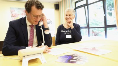 Ministerpräsident Hendrik Wüst greift beim Silbernetz-Senioren-Telefon gegen Einsamkeit selbst zum Hörer