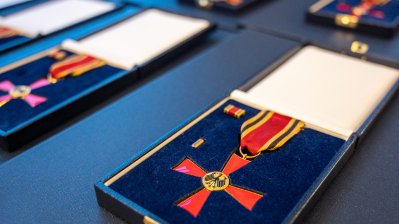Ministerpräsident Wüst händigt engagierten Bürgerinnen und Bürgern den Bundesverdienstorden aus