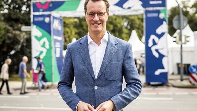 MP Wüst bei seinem Rundgang auf der Meile