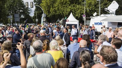 MP Wüst bei seinem Rundgang auf der Meile