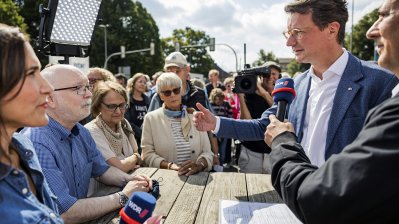 MP Wüst bei seinem Rundgang auf der Meile
