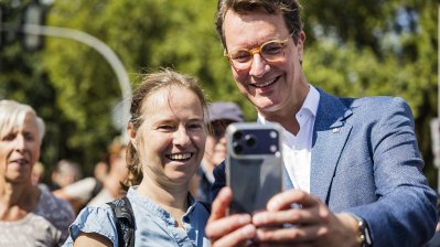 MP Wüst bei seinem Rundgang auf der Meile
