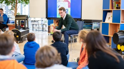 Ministerpräsident Wüst liest gemeinsam mit Henning Krautmacher / Vorleseaktionen mit Kabinettmitgliedern im ganzen Land