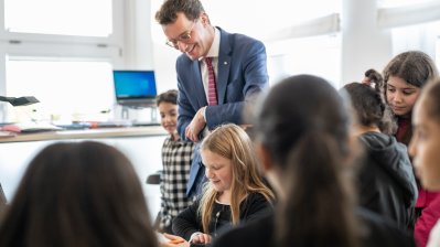 Ministerpräsident Hendrik Wüst lädt Schülerinnen und Schüler des Grundschulzentrums Sonnenstraße in die Staatskanzlei ein