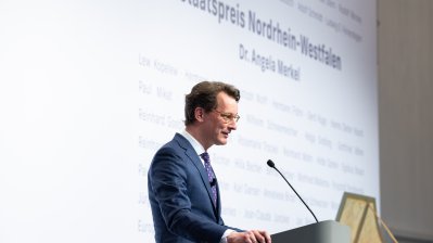 Ministerpräsident Hendrik Wüst verleiht den Staatspreis an Bundeskanzlerin a.D. Dr. Angela Merkel