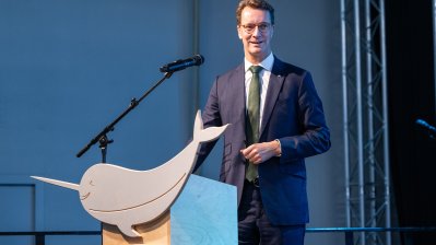 Ministerpräsident Hendrik Wüst weiht ersten Schwimmcontainer „narwali“ im Regierungsbezirk Köln ein