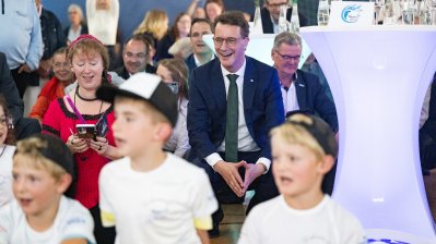 Ministerpräsident Hendrik Wüst weiht ersten Schwimmcontainer „narwali“ im Regierungsbezirk Köln ein