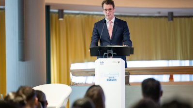 30 Jahre Solingen – Ministerpräsident Hendrik Wüst erinnert sich mit Schülerinnen und Schülern an Brandanschlag