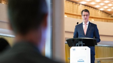 30 Jahre Solingen – Ministerpräsident Hendrik Wüst erinnert sich mit Schülerinnen und Schülern an Brandanschlag