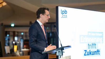 30 Jahre Solingen – Ministerpräsident Hendrik Wüst erinnert sich mit Schülerinnen und Schülern an Brandanschlag