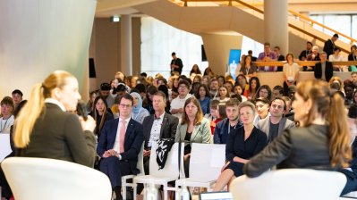 30 Jahre Solingen – Ministerpräsident Hendrik Wüst erinnert sich mit Schülerinnen und Schülern an Brandanschlag