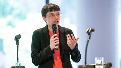 30 Jahre Solingen – Ministerpräsident Hendrik Wüst erinnert sich mit Schülerinnen und Schülern an Brandanschlag