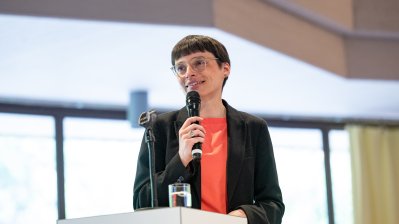 30 Jahre Solingen – Ministerpräsident Hendrik Wüst erinnert sich mit Schülerinnen und Schülern an Brandanschlag