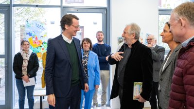 Ministerpräsident Wüst liest gemeinsam mit Henning Krautmacher / Vorleseaktionen mit Kabinettmitgliedern im ganzen Land