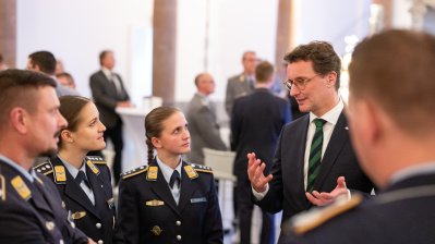 Ministerpräsident Hendrik Wüst ehrt Soldatinnen und Soldaten der Bundeswehr und befreundeter Streitkräfte